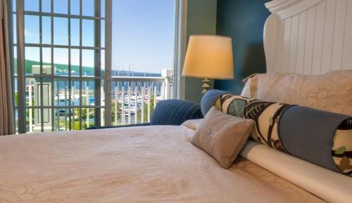 Queen Room with Patio and Lake View