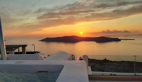 Deluxe Suite with outdoor heated Jacuzzi