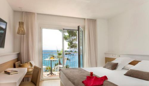 Deluxe Double Room with Balcony and Sea View