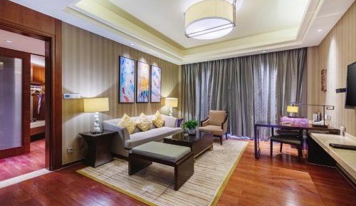 One-Bedroom Suite with Mountain View