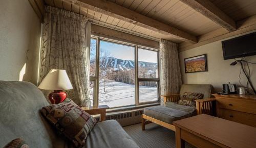 Family Room with Mountain View