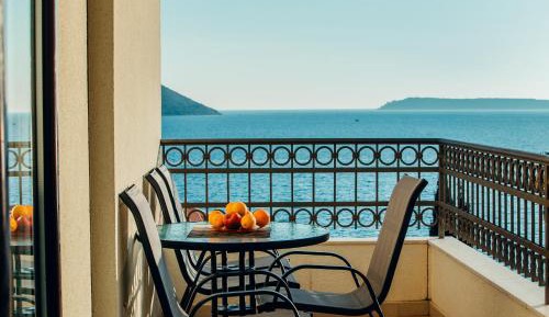 One-Bedroom Apartment with Balcony and Sea View