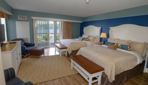 Deluxe Queen Room with Patio and Lake View