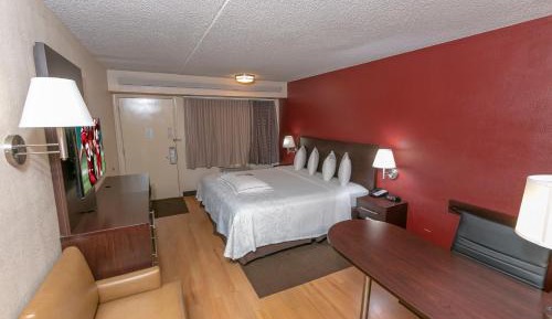 Premium King Room Disability Access Smoke Free (Upgraded Bedding & Snack)