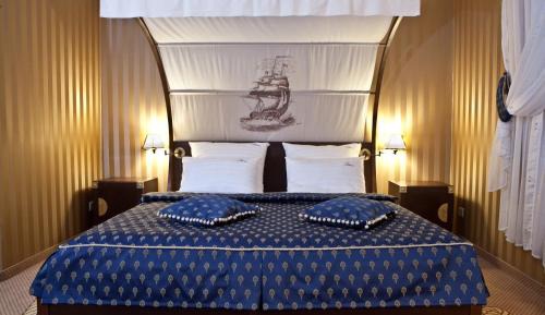 Standard King Room with Lake View