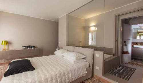 Deluxe One-Bedroom Apartment
