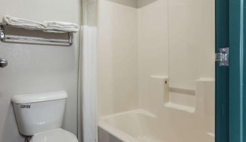 Standard Queen Room - Non-Smoking