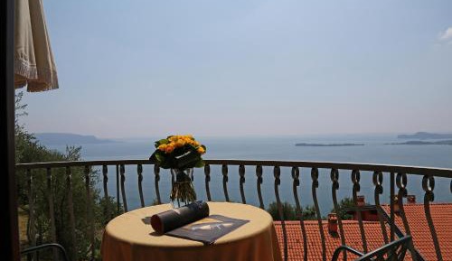 Deluxe Three-Bedroom Apartment with Lake View