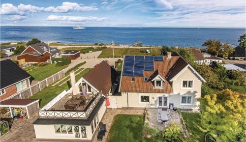 Five-Bedroom Holiday Home
