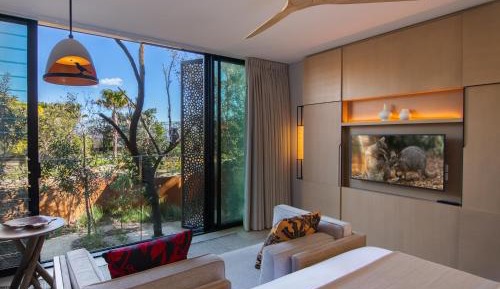 Animal View Room - Breakfast, Tour & Zoo Admission