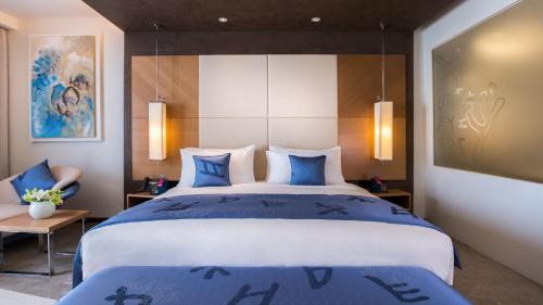 Deluxe King Room with Lake View