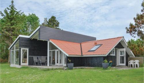 Three-Bedroom Holiday Home 