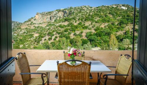 One Bedroom Apartment with Living Room (2-4 Adults)