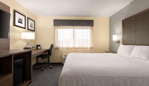 King Room with Bathtub w/Grab Bars - Mobility Accessible/Non-Smoking