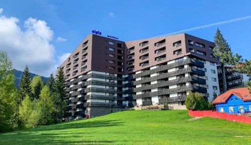 Apartment with Mountain View