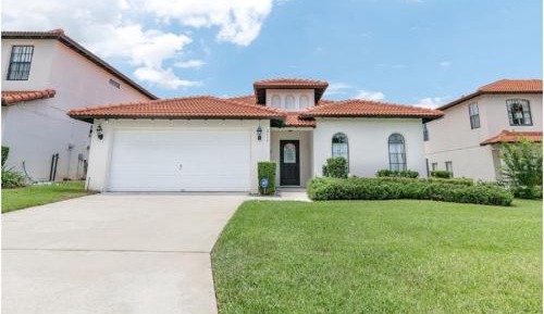 Three-Bedroom House with Private Pool 