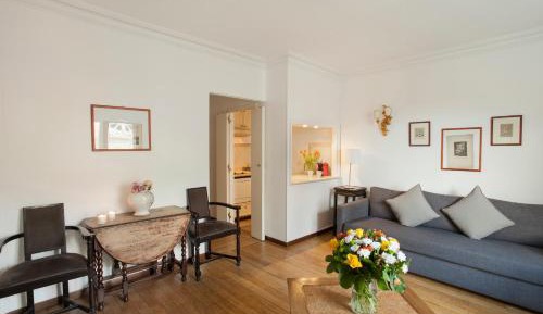 Deluxe One-Bedroom Apartment 4