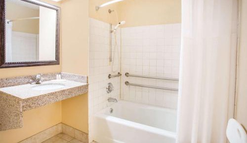 Queen Room with Bath Tub - Mobility Accessible/Non-Smoking