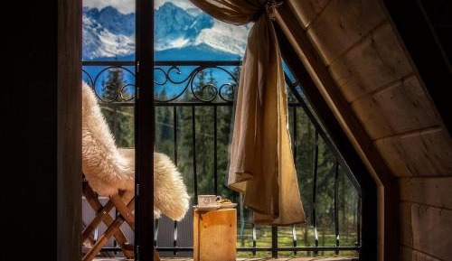 Apartment with Mountain View