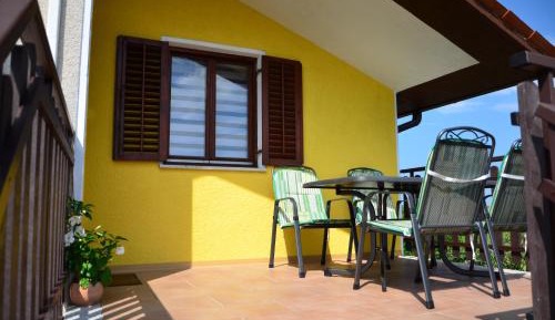 Apartment with Garden View