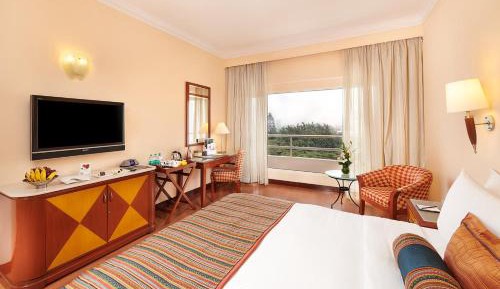 Premier Double Room with Pool View - Free WiFi