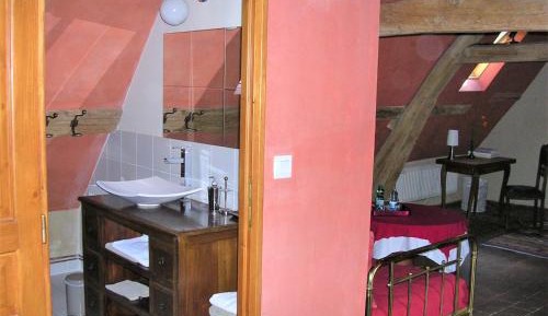 Deluxe Room (2 Adults + 1 Child)