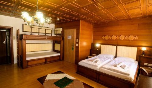 Quintuple Room