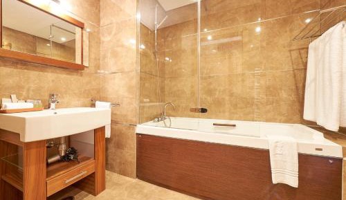 One-Bedroom Apartment with Resort View