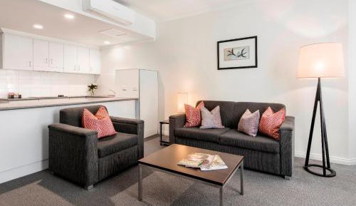 2 Bedroom Apartment (1 Queen Bed and 1 Single Bed)