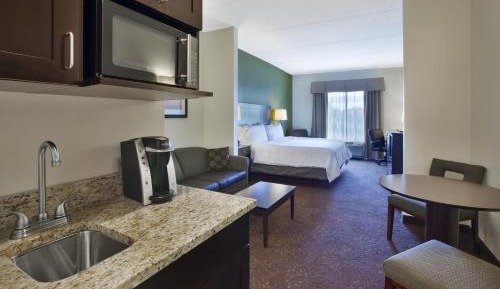 King Suite with Sofa Bed - Communication Accessible