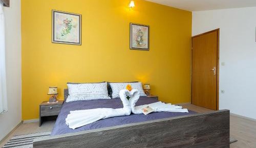 Three-Bedroom Apartment with Balcony and 2 Bathrooms