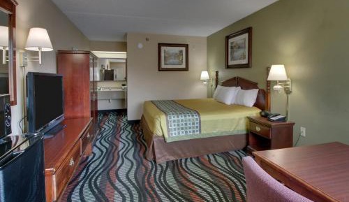 Premiere King Bed with Handicap Tub