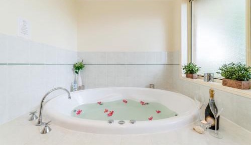 Deluxe Suite with Spa Bath