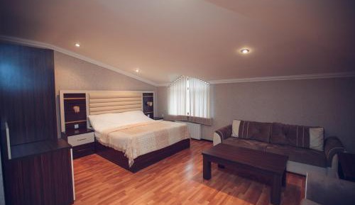 Murov - Family Room