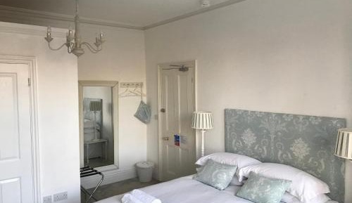 King Room with En Suite Shower