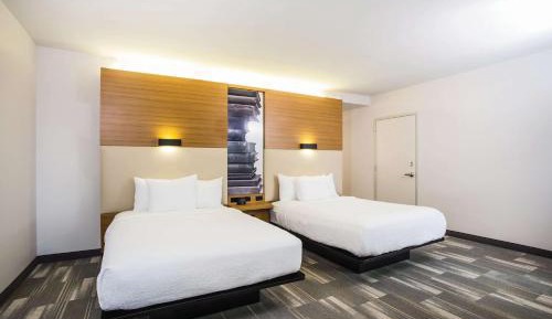 Large Queen Room - Non-Smoking