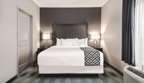 One-Bedroom King Suite - Non-Smoking