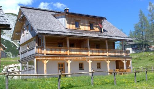 Three-Bedroom Apartment with Balcony