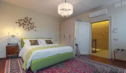 Deluxe King Room with Private External Bathroom