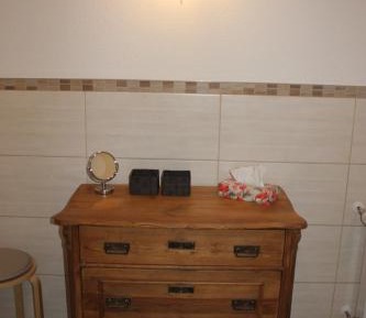 Three-Bedroom Apartment - Pass-through middle Bedroom