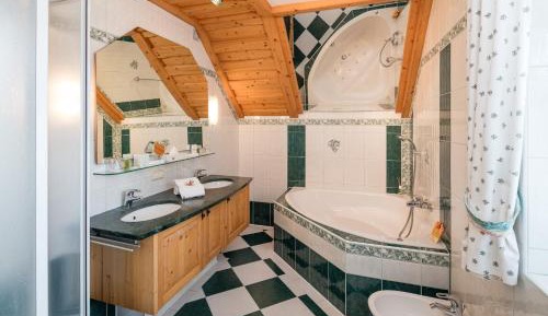 Honeymoon Suite