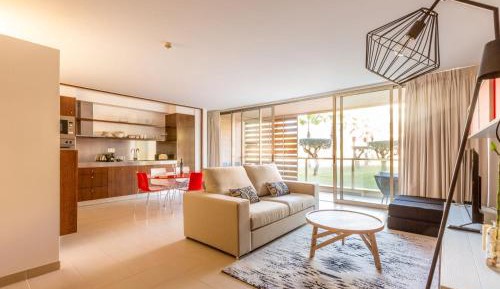 Apartment with Pool View 