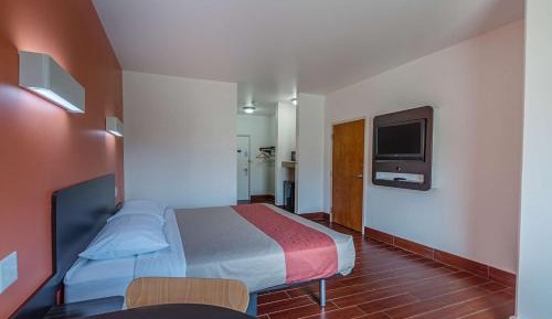 Deluxe King Room - Non-Smoking