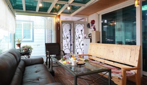 Deluxe One-Bedroom House with Mini Pool