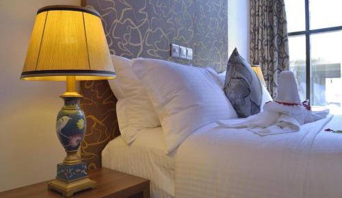 Deluxe Double or Twin Room with Breakfast & Return Transfer