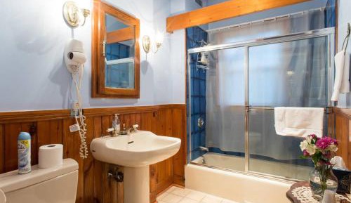 Queen Room with Shared Bathroom #13