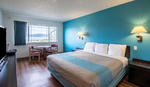 Deluxe King Room - Non-Smoking