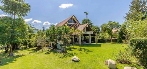Apartment with Mountain View