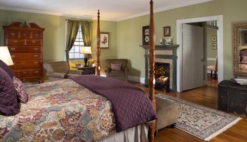 Deluxe Queen Suite