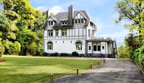 Eight-Bedroom Holiday Home